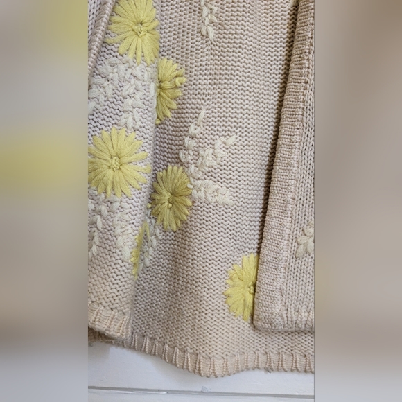 Darling VINTAGE hand-loomed daisy sweater! - Picture 9 of 11